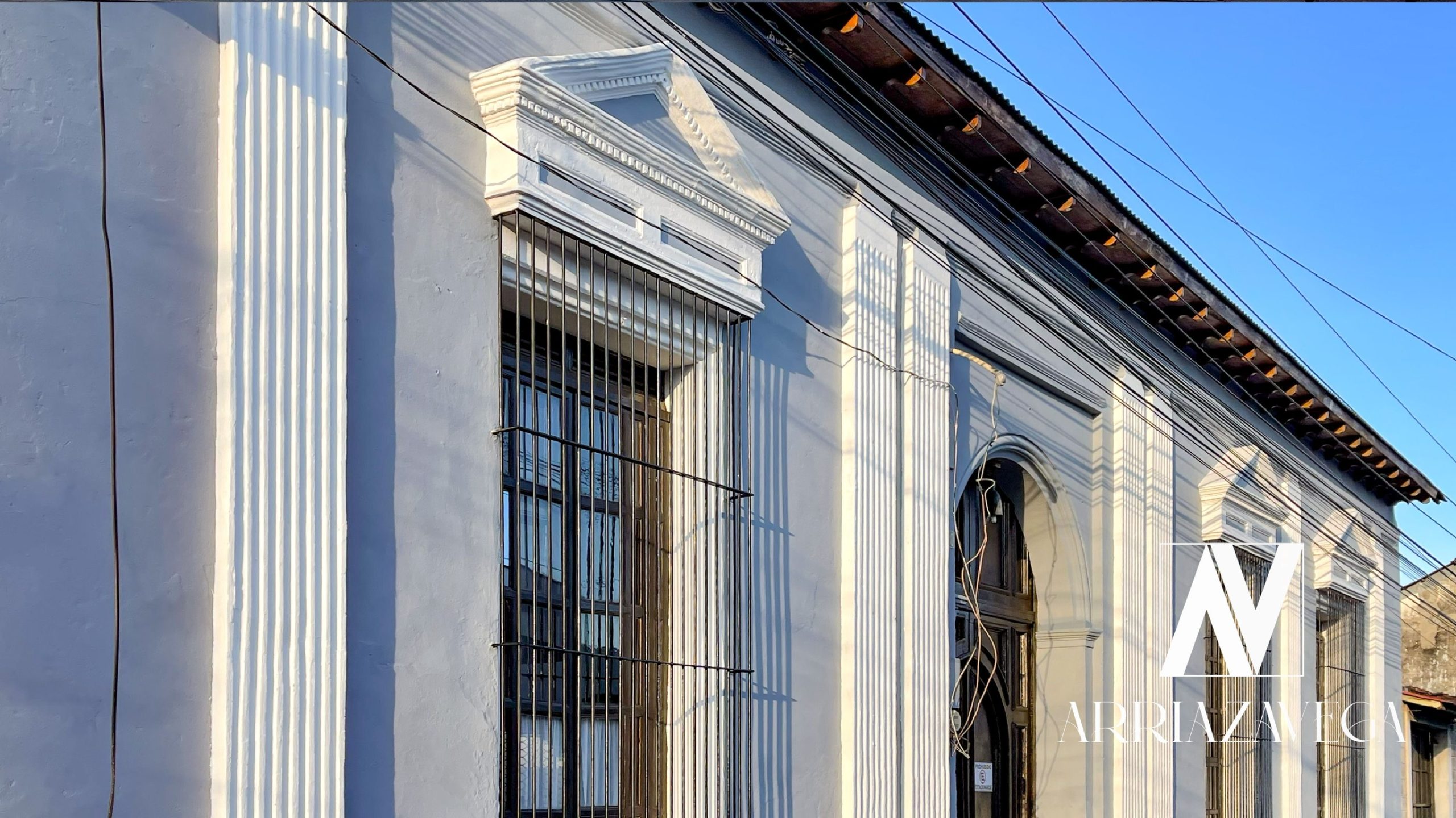 Magnífica casa para vivienda, oficina o comercio, en pleno corazón del sector financiero del casco histórico de Ahuachapán