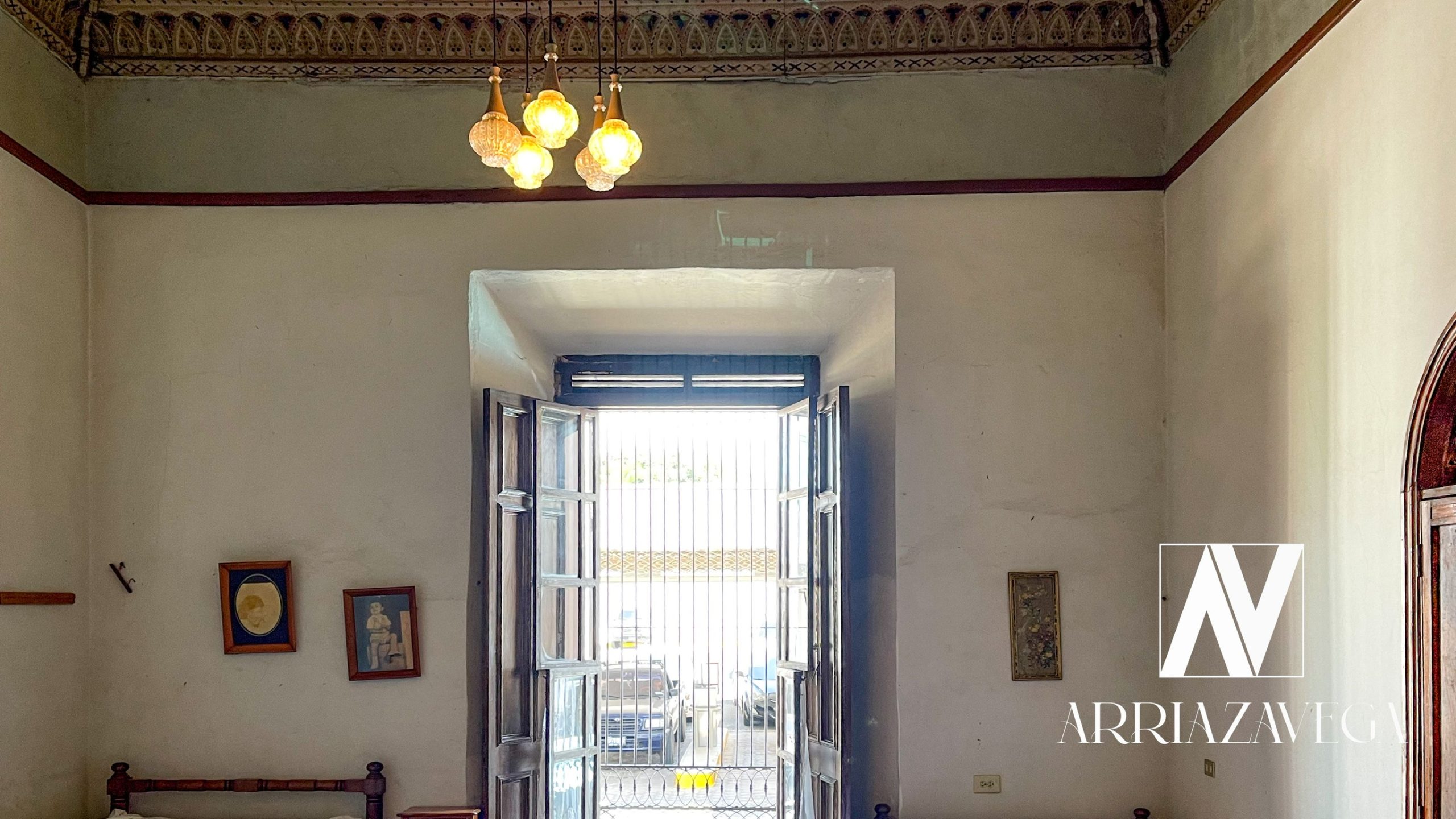 Magnífica casa para vivienda, oficina o comercio, en pleno corazón del sector financiero del casco histórico de Ahuachapán